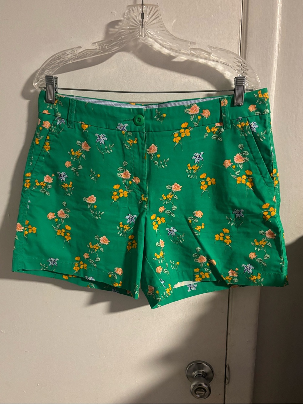 Crown & Ivy Caroline Green Floral Shorts Size 10
(1045)